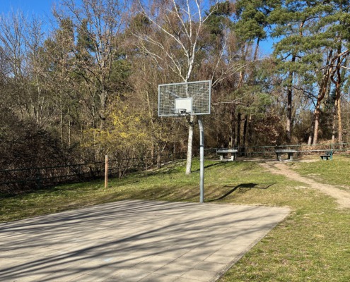 Basketballkorb afu dem Spielplatz