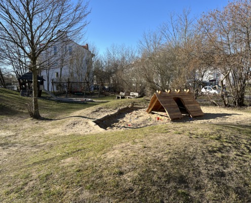 Haus im Sandkasten auf dem Spielplatz Golm