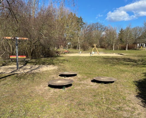 Hüpfpilze auf dem Spielplatz