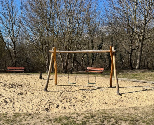 Doppelschaukel auf dem Spielplatz