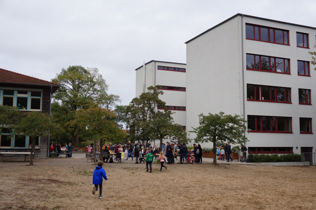 Schulhof und Schulgebäude der Ludwig Renn Grundschule.