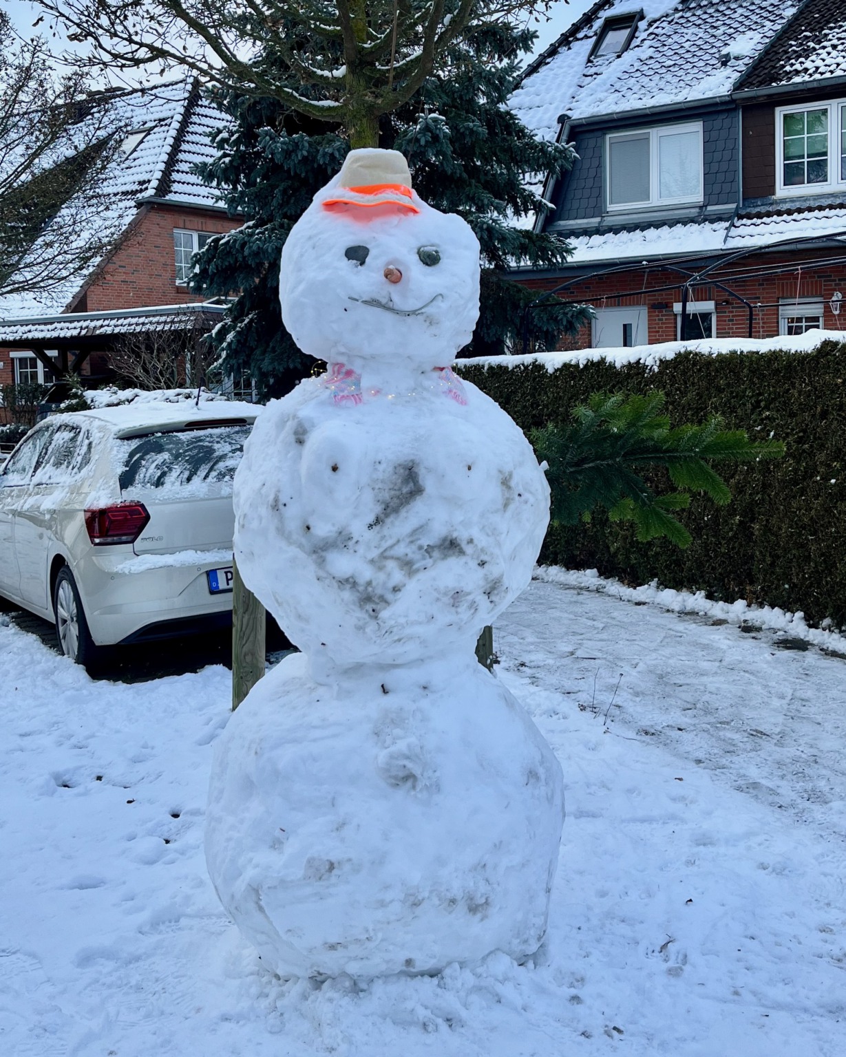 Eine Schneefrau im Baumhaselring in Eiche.