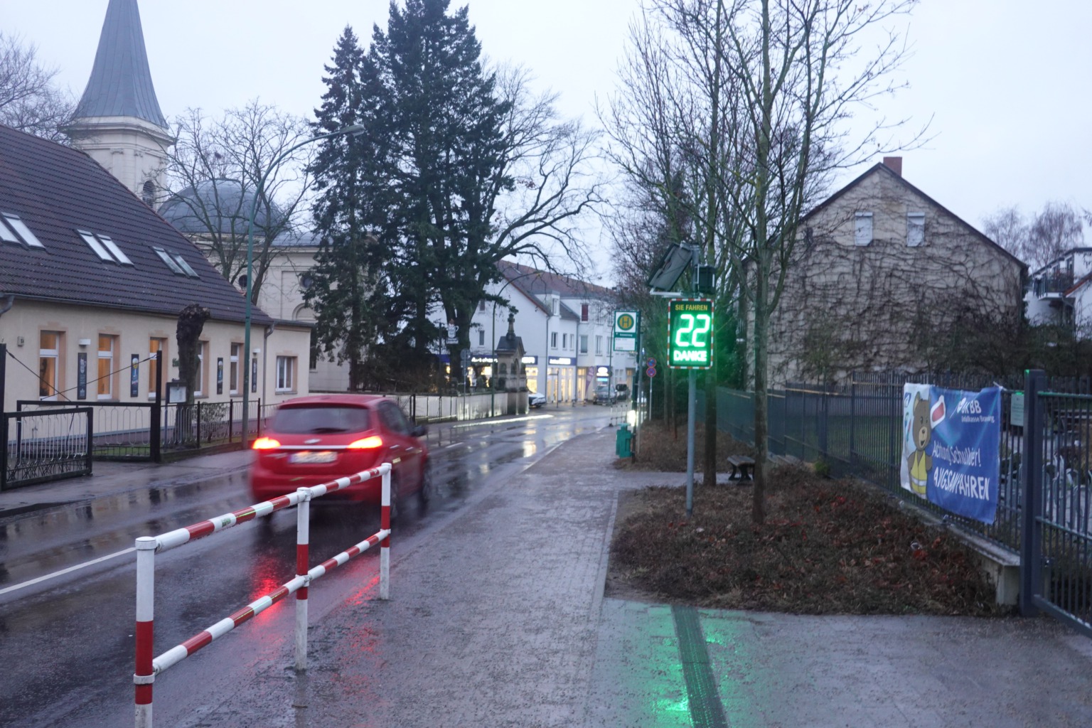 Geschwindigkeitsmesstafel in Eiche