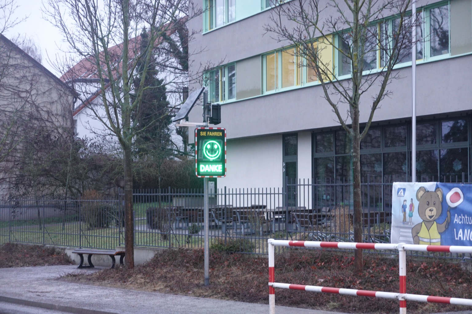 Geschwindigkeitsmesstafel vor der Grundschule Ludwig Renn